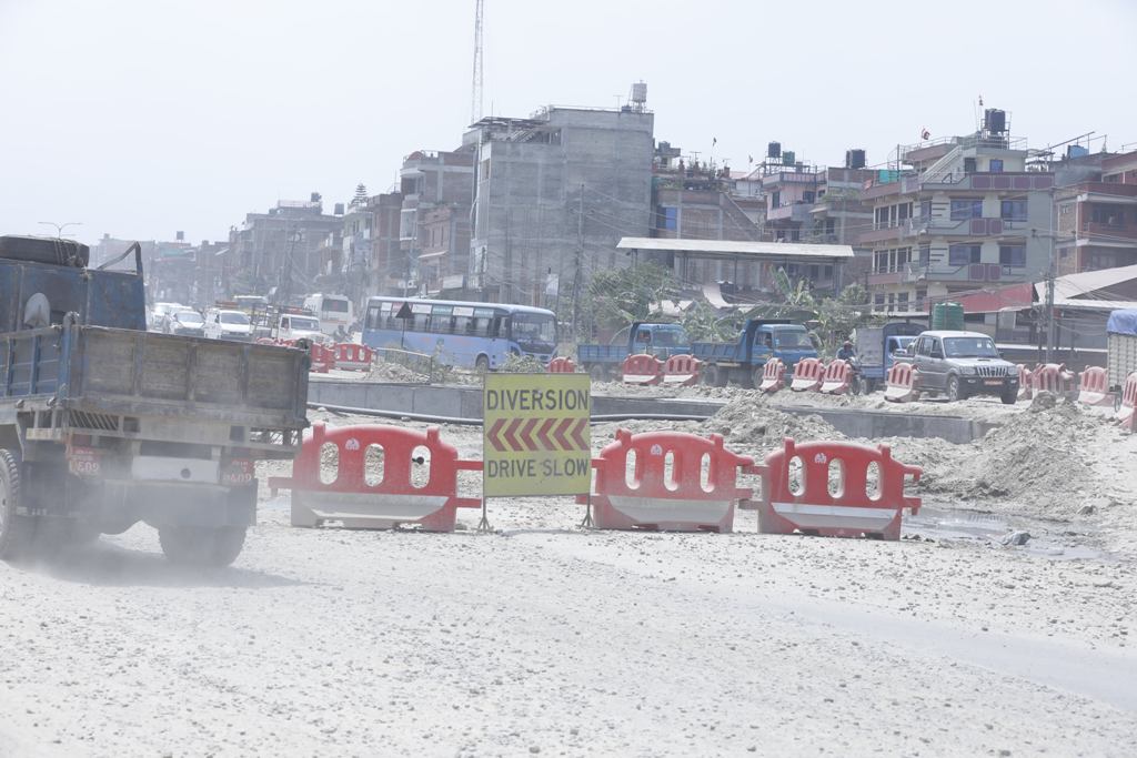 सूर्यविनायक–धुलिखेल सडक विस्तार सुस्त