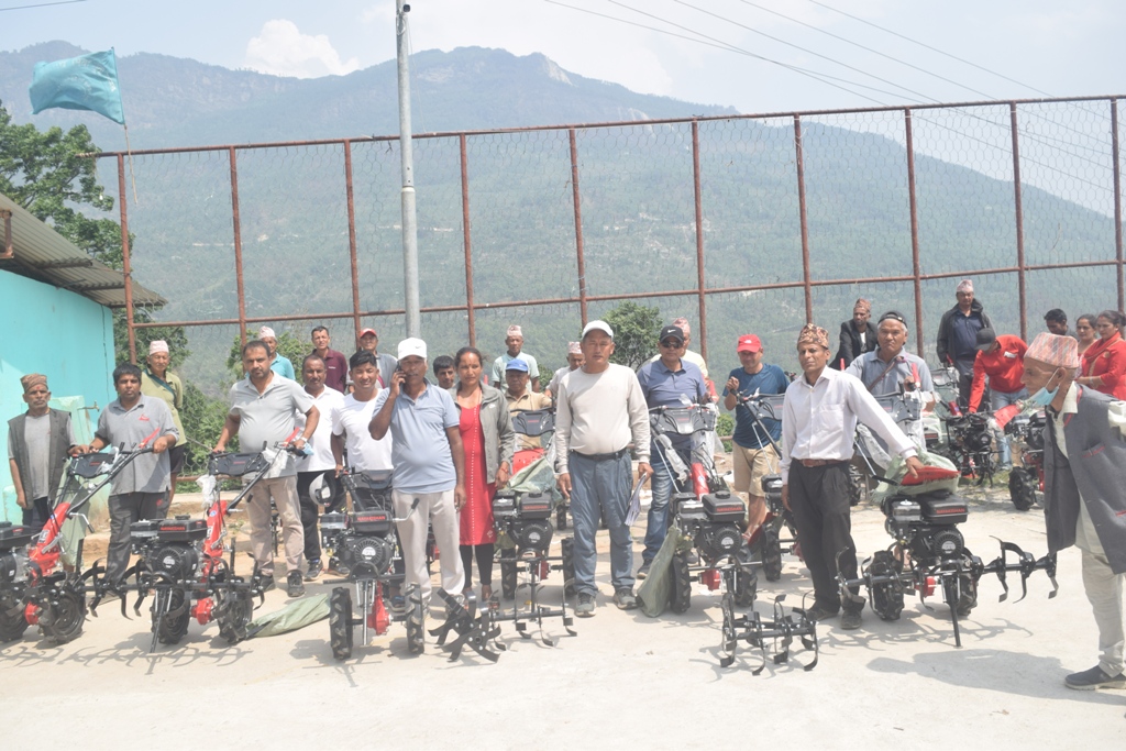 हाते ट्र्याक्टर वितरण