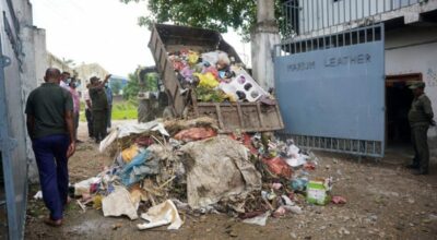 उद्योगको मुख्यद्वारमा फोहर