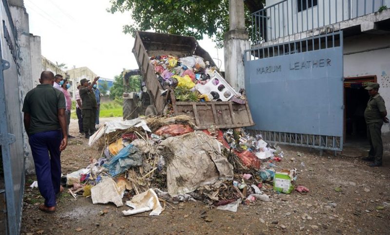 उद्योगको मुख्यद्वारमा फोहर