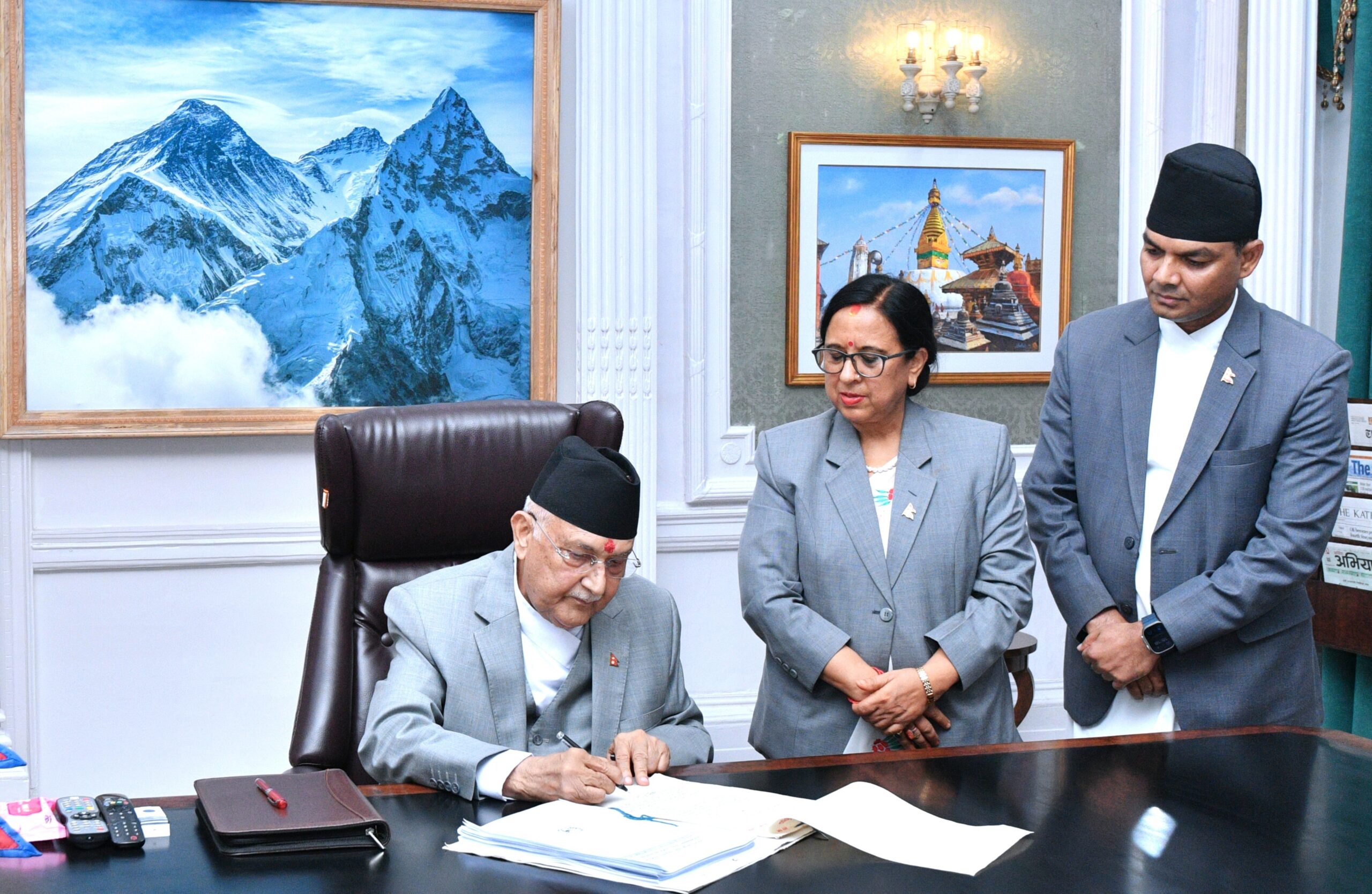 नवनियुक्त प्रधानमन्त्री ओलीले गरे पदभार ग्रहण