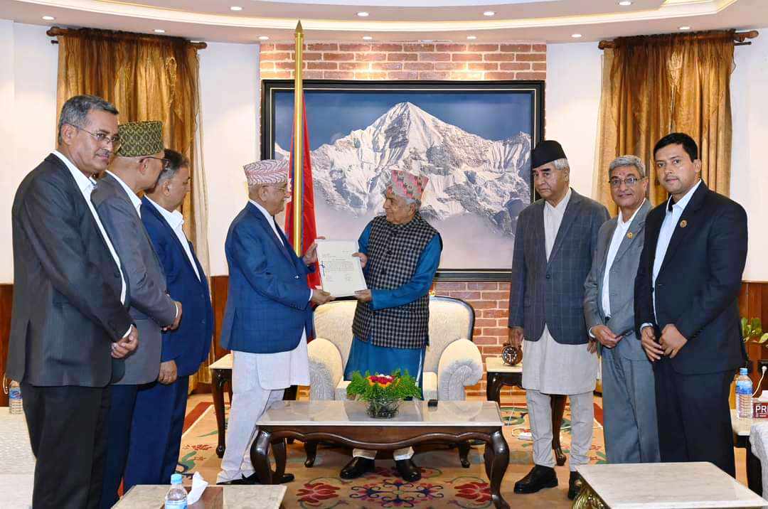 प्रधानमन्त्रीमा एमाले अध्यक्ष ओलीद्वारा दावी पेश