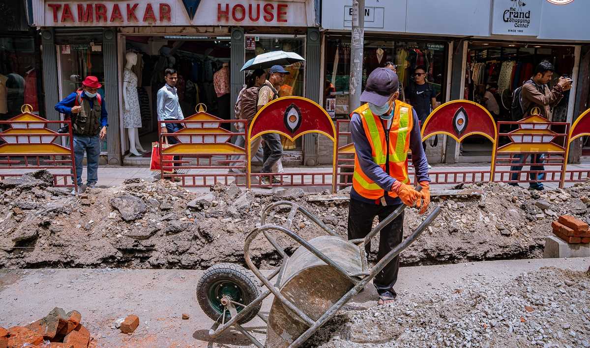 न्युरोड क्षेत्रको फुटपाथ विस्तार