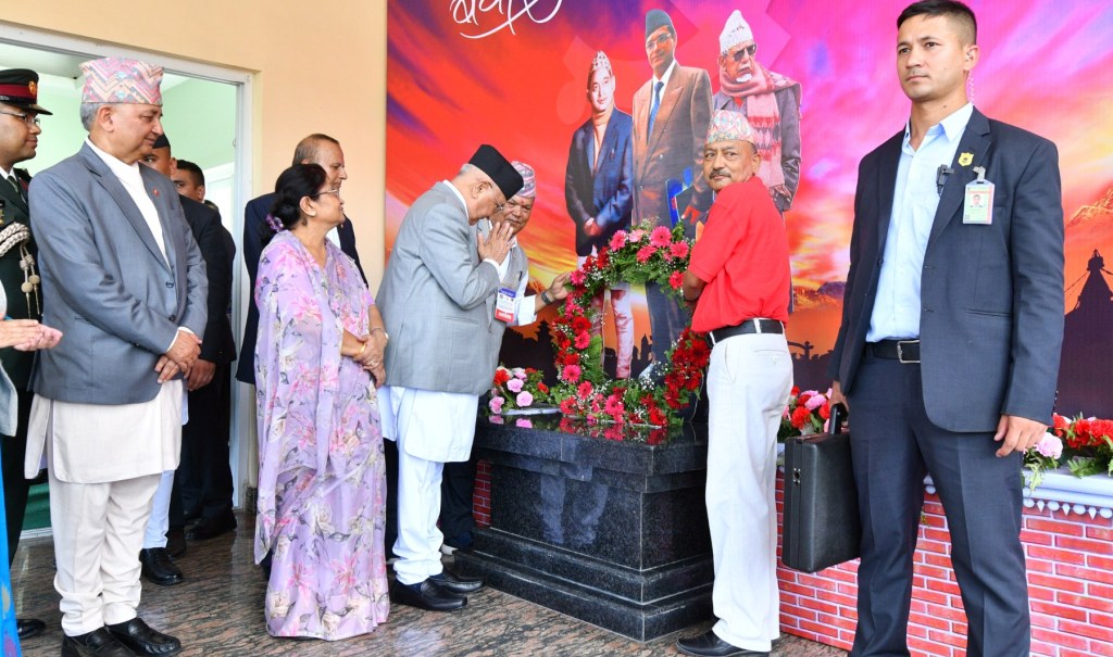 प्रधानमन्त्री ओलीद्वारा शीर्ष नेताको तस्बिरमा माल्यार्पण