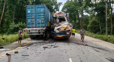 कन्टेनर र ट्रक ठोक्किँदा