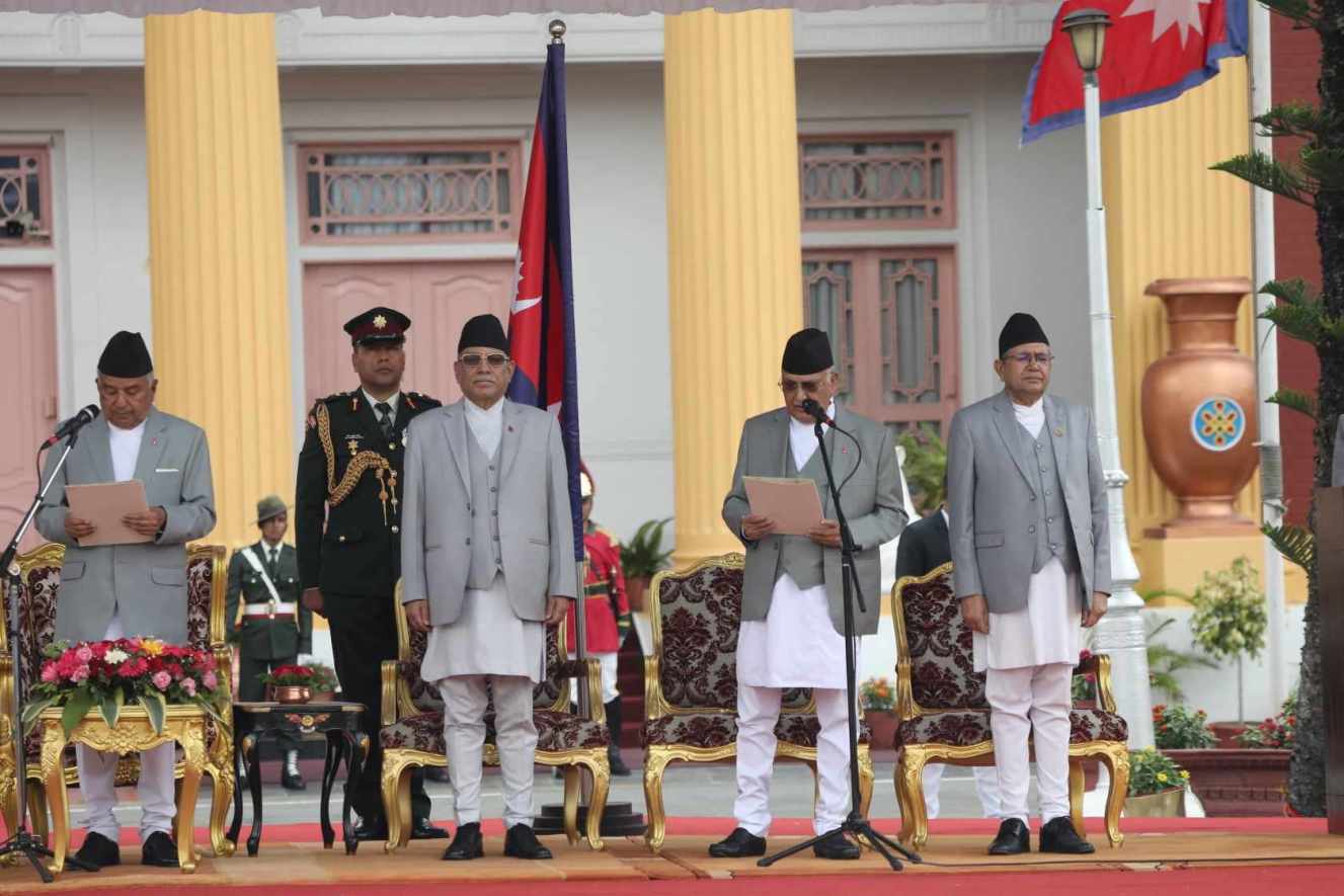 नवनियुक्त प्रधानमन्त्री केपी ओलीले लिए शपथ