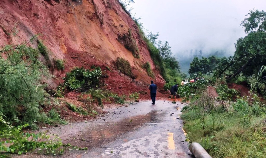 अरनिको र हेलम्बु राजमार्ग अवरुद्ध