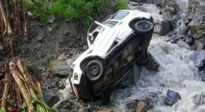 बाढीले गाडी बगायो