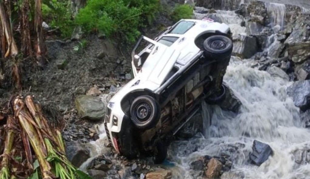 बाढीले गाडी बगायो