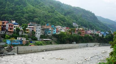 बाढी नियन्त्रण गर्न पक्की पर्खाल निर्माण