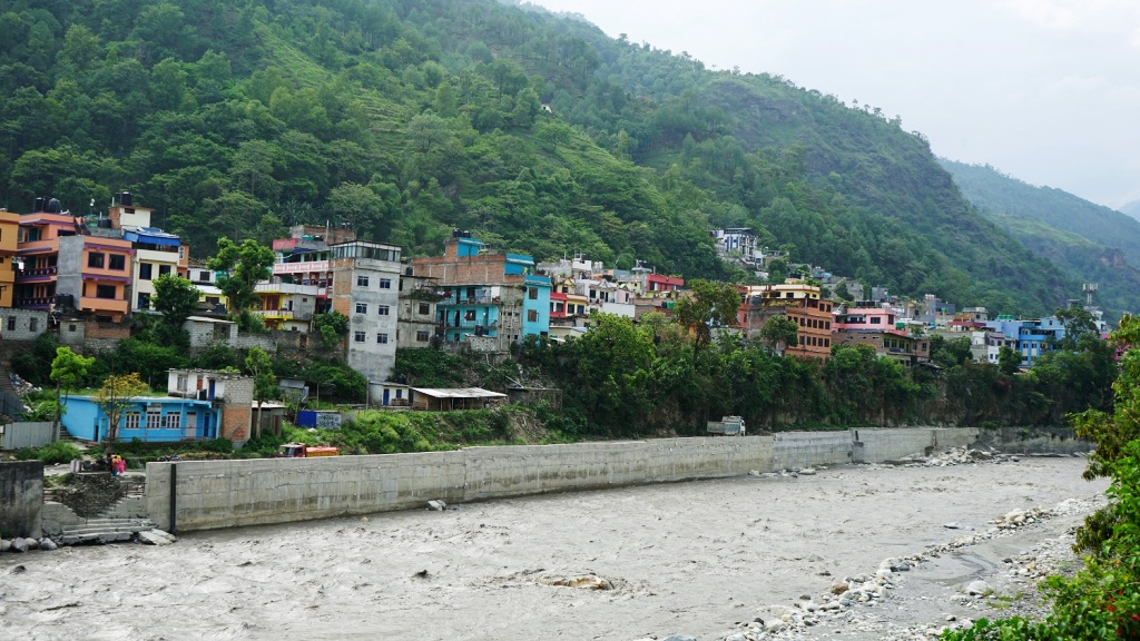 बाढी नियन्त्रण गर्न पक्की पर्खाल निर्माण