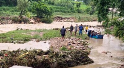 बाढीले अटोरिक्सा बगाउँदा दुईजना बेपत्ता, चालकको उद्धार