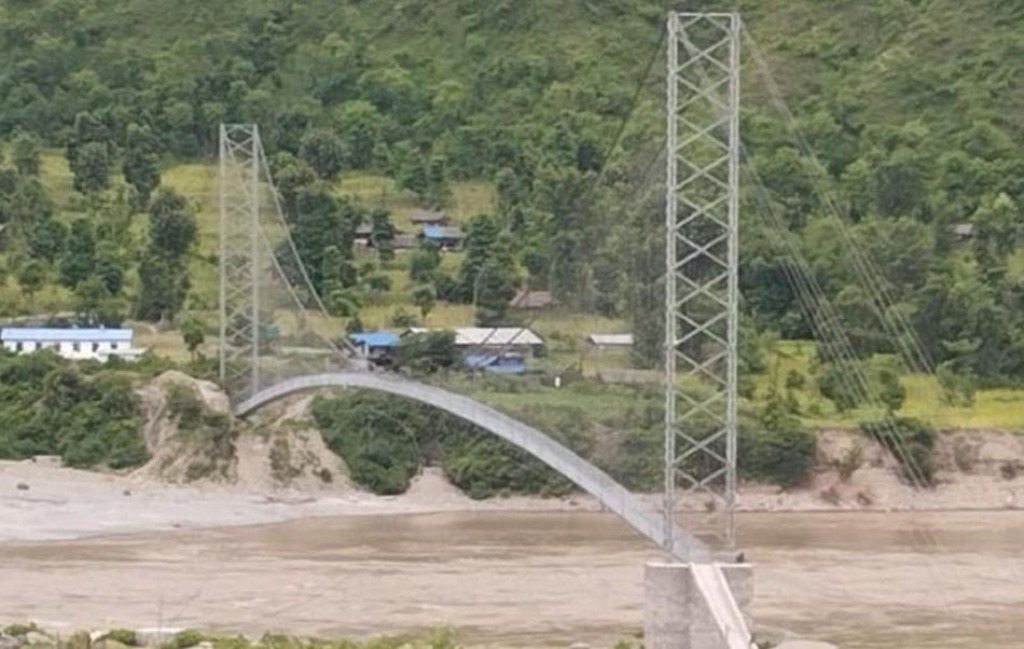 खोटाङस्थित सुनकोशीमा झोलुङ्गे पुल निर्माण