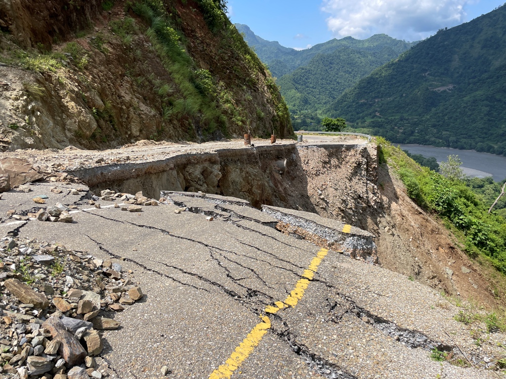 पहिराले अत्यन्तै जोखिमपूर्ण बन्दै कालीगण्डकी करिडोरको यात्रा