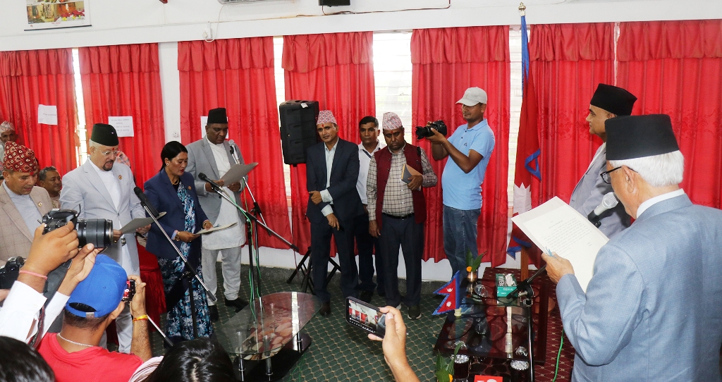 कर्णाली प्रदेश सरकारका नवनियुक्त मन्त्रीले लिए शपथ