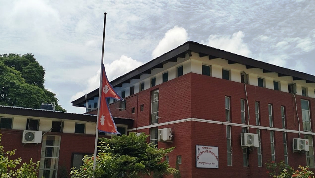 मधेस सरकारले झुकायो राष्ट्रिय झण्डा आधा