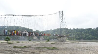 वाल्मीकि आश्रम जोड्ने नारायणी नदीमा झोलुङ्गे पुल