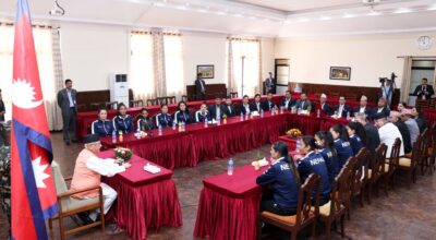 बालुवाटारमा प्रधानमन्त्री ओली र महिला भलिबल खेलाडीबीच भलाकुसारी