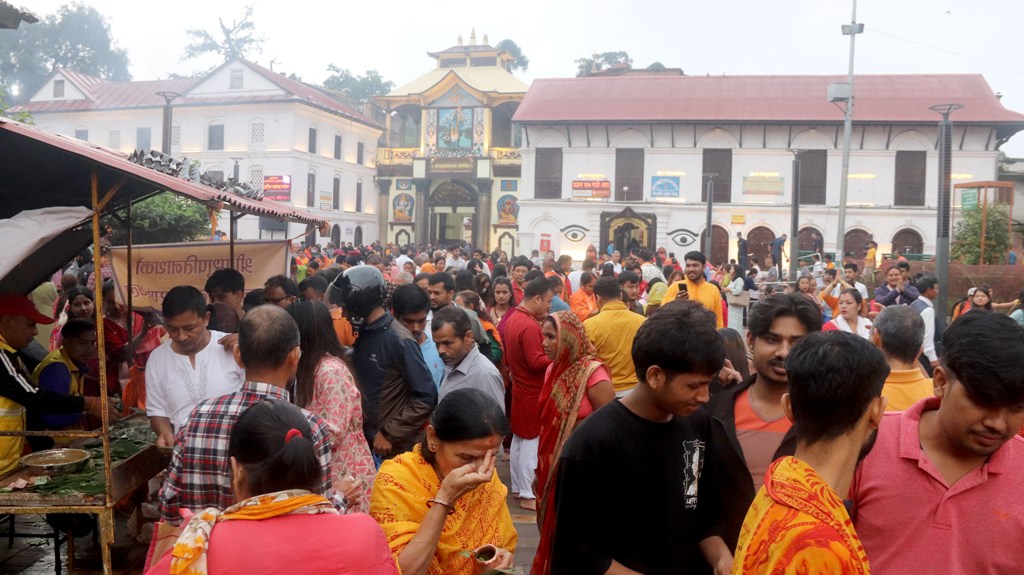 पशुपतिनाथमा भक्तजनको घुइँचो
