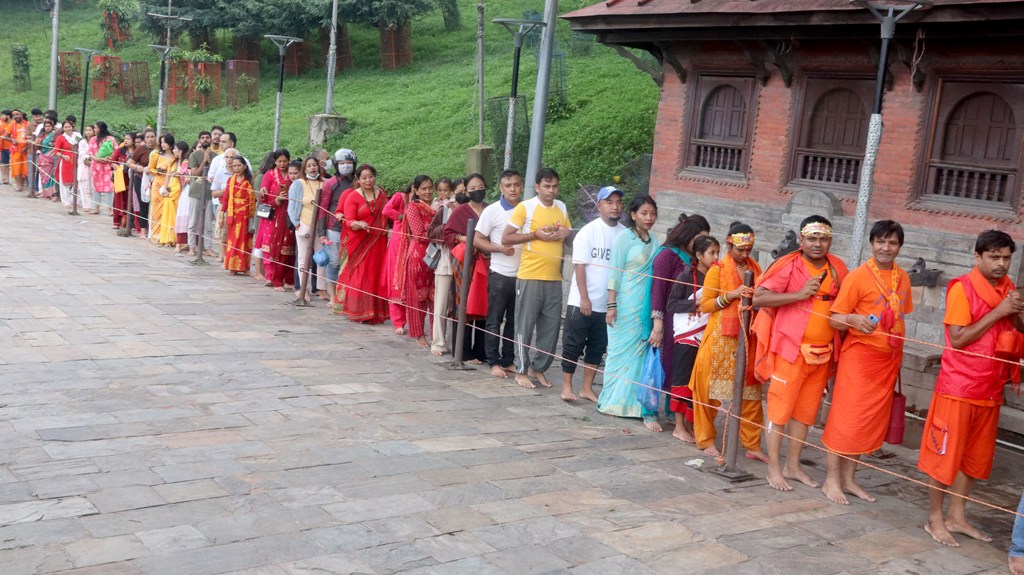 पशुपतिनाथमा भक्तजनको घुइँचो