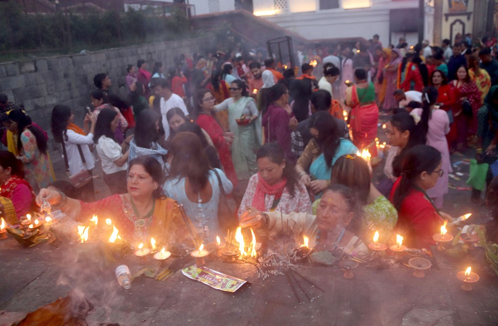 पशुपतिनाथमा भक्तजनको घुइँचो