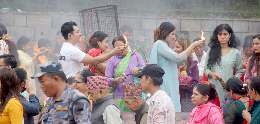 पशुपतिनाथमा भक्तजनको घुइँचो