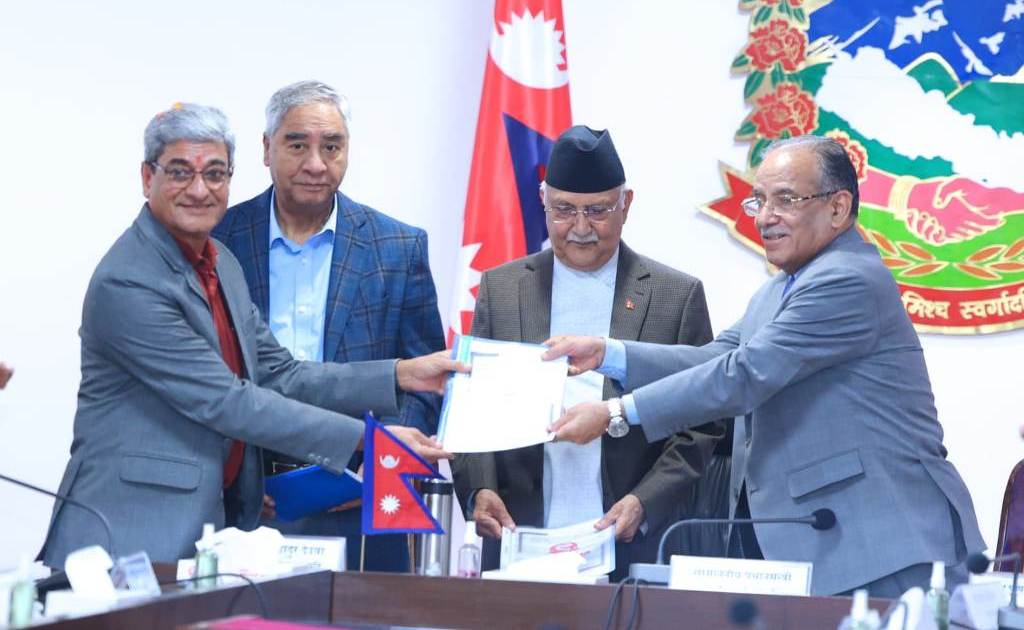 सङ्क्रमणकालीन न्यायसम्बन्धी कार्यदलद्वारा शीर्ष नेतालाई प्रतिवेदन हस्तान्तरण