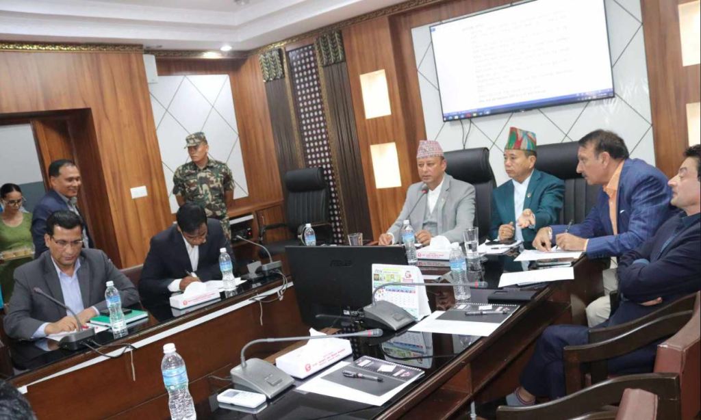 ऊर्जा क्षेत्रको विकासका लागि ऊर्जामन्त्री खड्काद्वारा पूर्वमन्त्रीहरूसँग छलफल