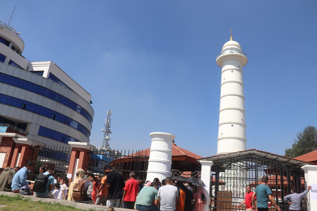 धरहरा चढ्नेको अत्यधिक भीड