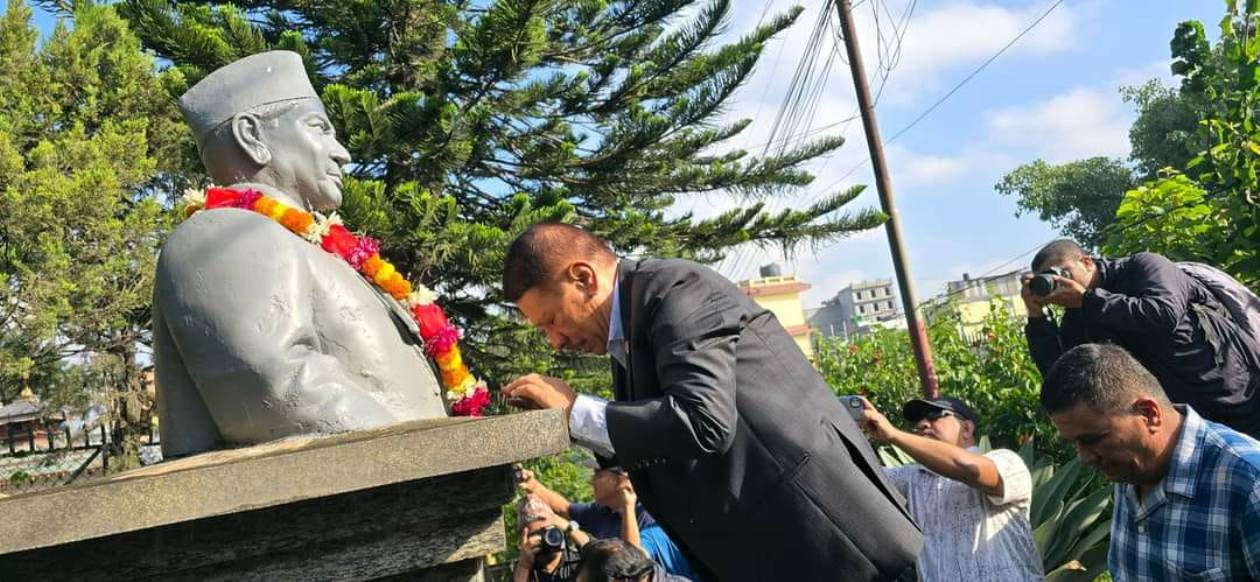 उपप्रधानमन्त्री सिंहद्धारा लौहपुरुष सिंहको सालिकमा माल्यार्पण