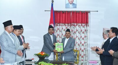 राष्ट्रपति पौडेलसमक्ष वित्त आयोगको प्रतिवेदन पेस