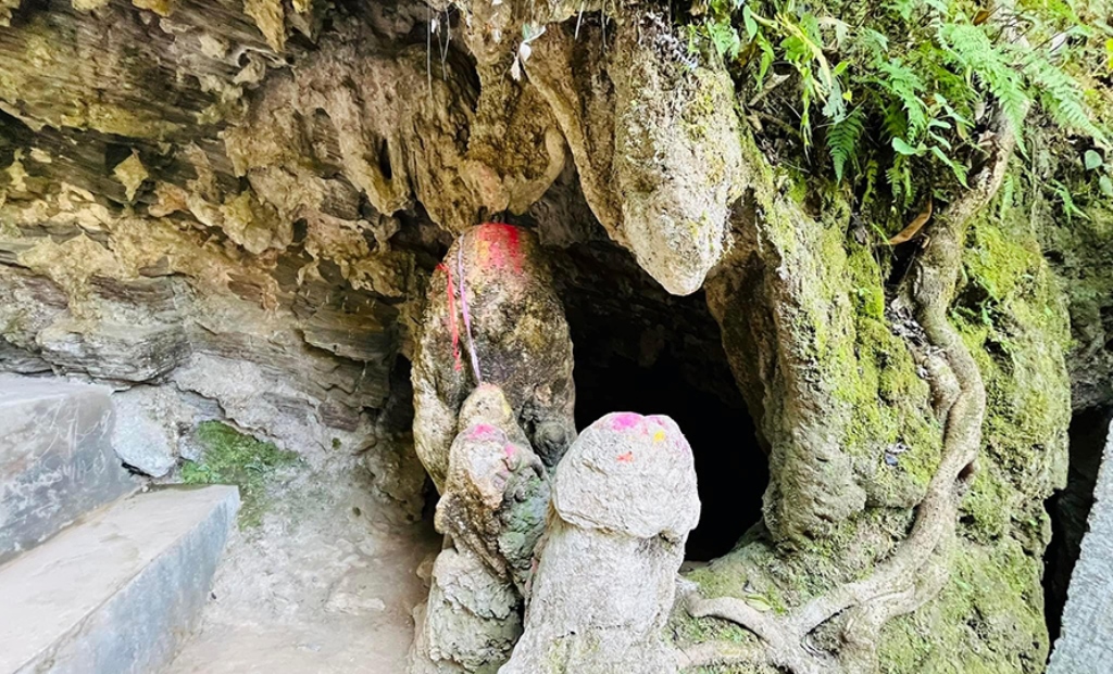 विचित्र गुफा