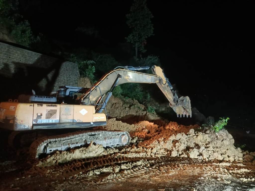 दाउन्नेमा बाटो भासियो