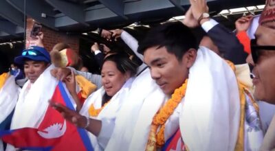 तिब्बतमा रहेको सिसापाङमामा नेपालको झण्डा फहराउँदा...