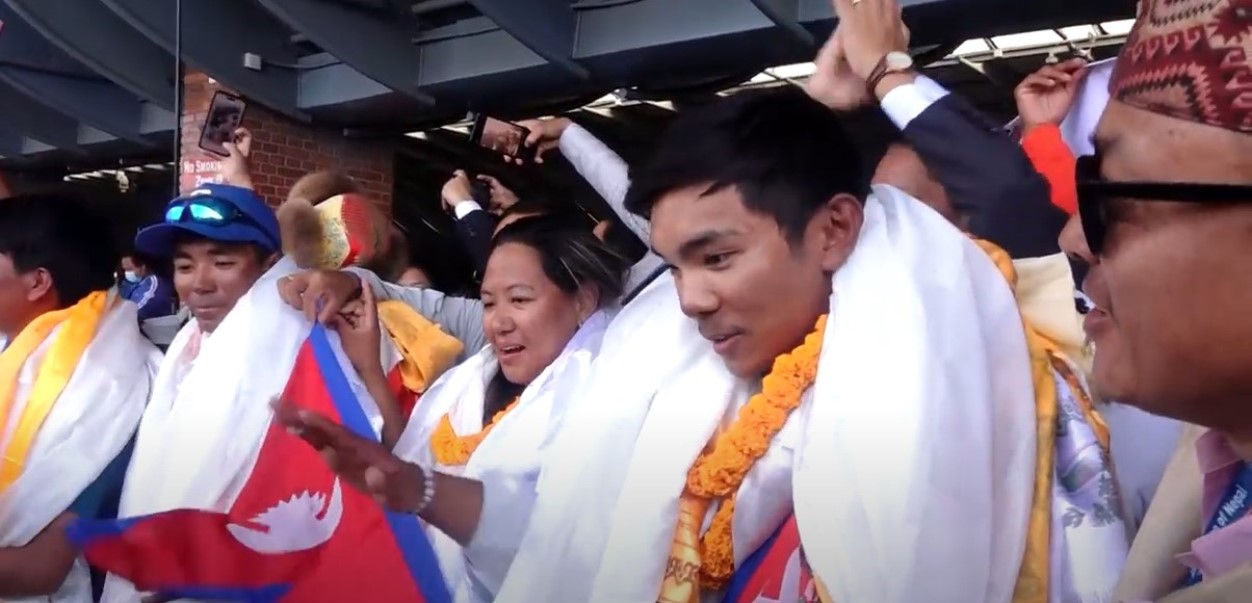 तिब्बतमा रहेको सिसापाङमामा नेपालको झण्डा फहराउँदा...