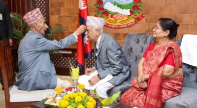 प्रधानमन्त्री ओलीले लगाए पिताको हातबाट दशैंको टीका