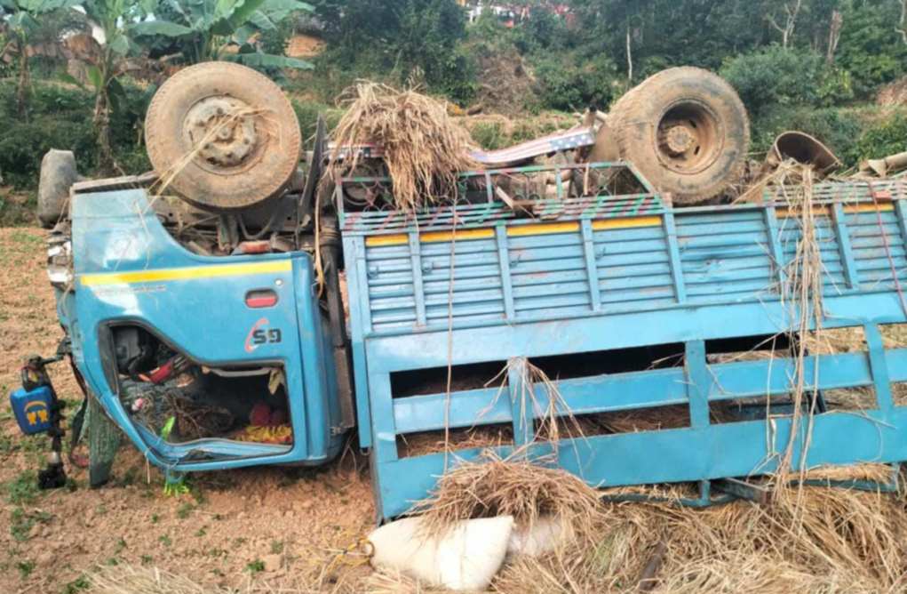 सल्यानमा मिनी ट्रक दुर्घटना