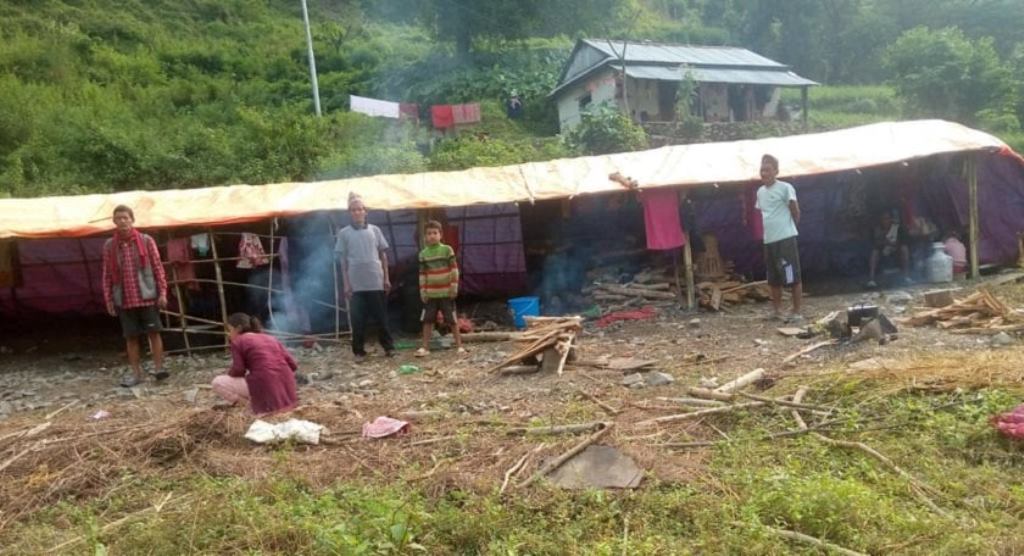 बाढी पहिरोबाट विस्थापित परिवार त्रिपालमुनि