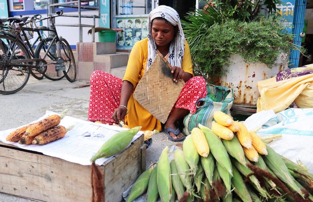 मकै बेचेर जीवन निर्वाह