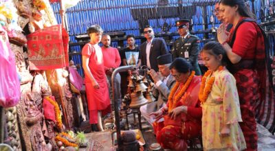 राष्ट्रपति पौडेलद्वारा काठमाडौँको भद्रकाली मन्दिरमा पूजाअर्चना गर्दै