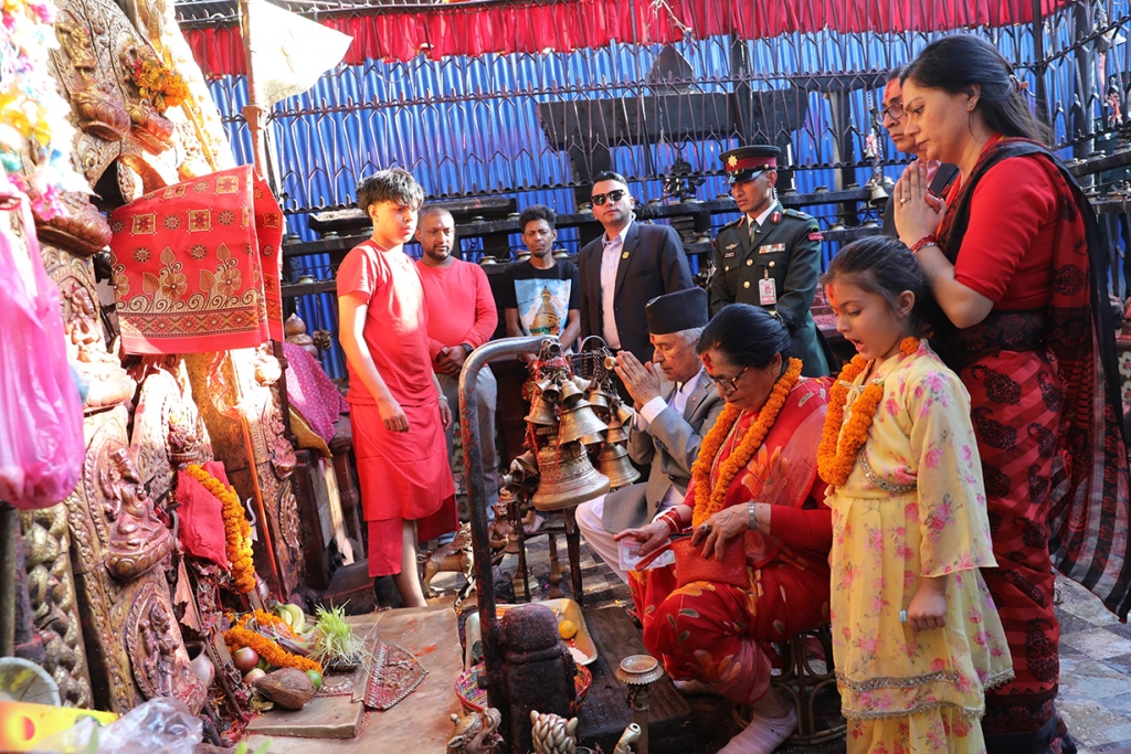 राष्ट्रपति पौडेलद्वारा काठमाडौँको भद्रकाली मन्दिरमा पूजाअर्चना गर्दै