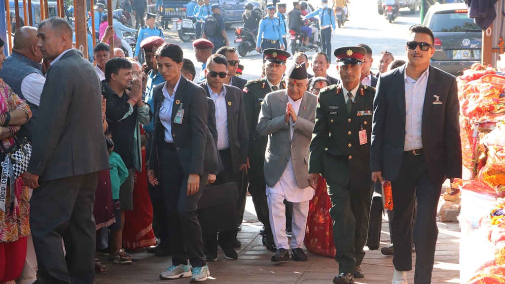 राष्ट्रपति पौडेलद्वारा काठमाडौँको भद्रकाली मन्दिरमा पूजाअर्चना गर्दै