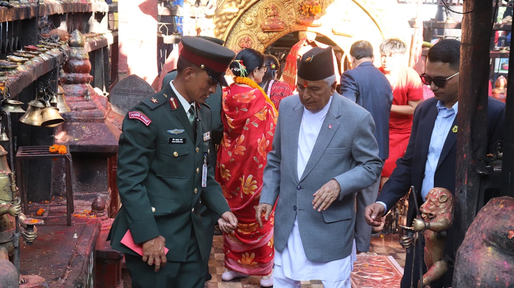 राष्ट्रपति पौडेलद्वारा काठमाडौँको भद्रकाली मन्दिरमा पूजाअर्चना गर्दै 