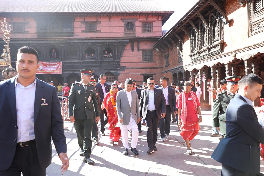 राष्ट्रपति पौडेलद्वारा काठमाडौँको गुहेश्वरी मन्दिरमा पूजाअर्चना गर्दै 