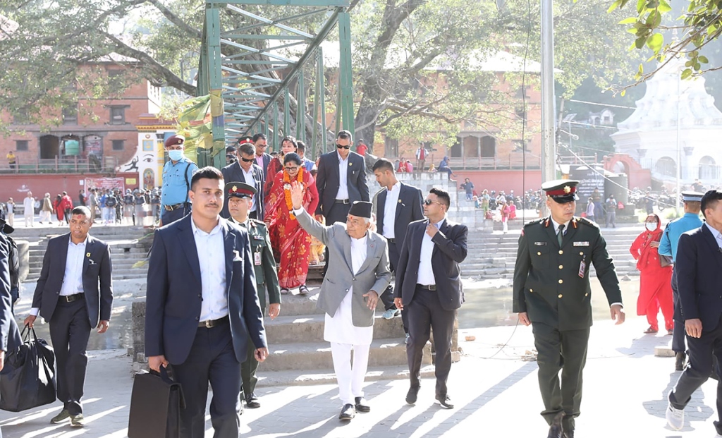 राष्ट्रपति पौडेलद्वारा काठमाडौँको गुहेश्वरी मन्दिरमा पूजाअर्चना गर्दै 