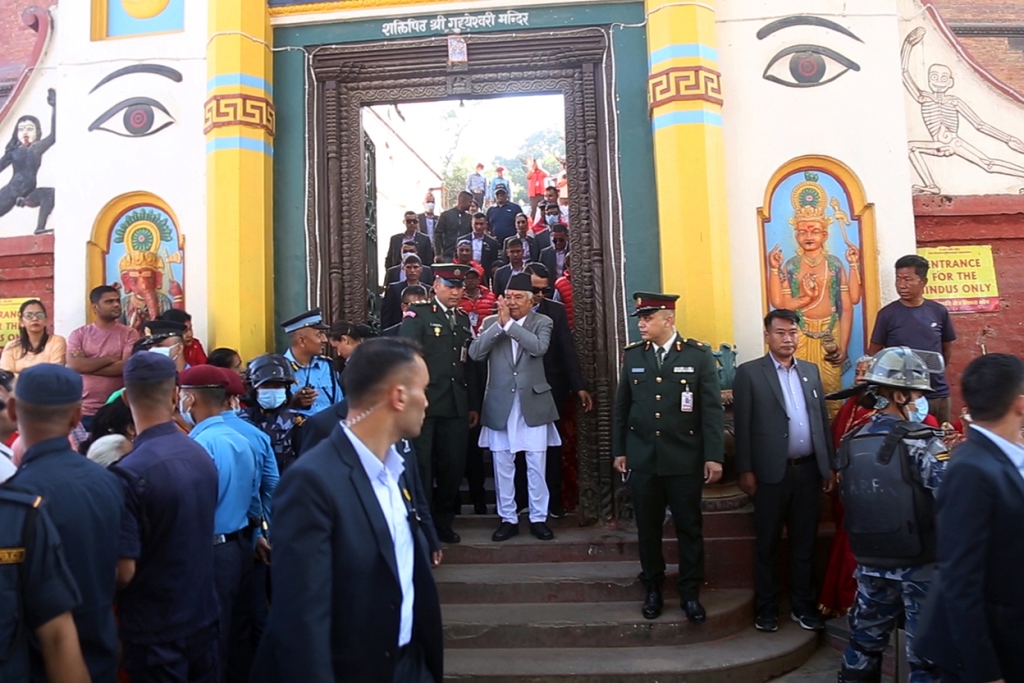 राष्ट्रपति पौडेलद्वारा काठमाडौँको गुहेश्वरी मन्दिरमा पूजाअर्चना गर्दै 
