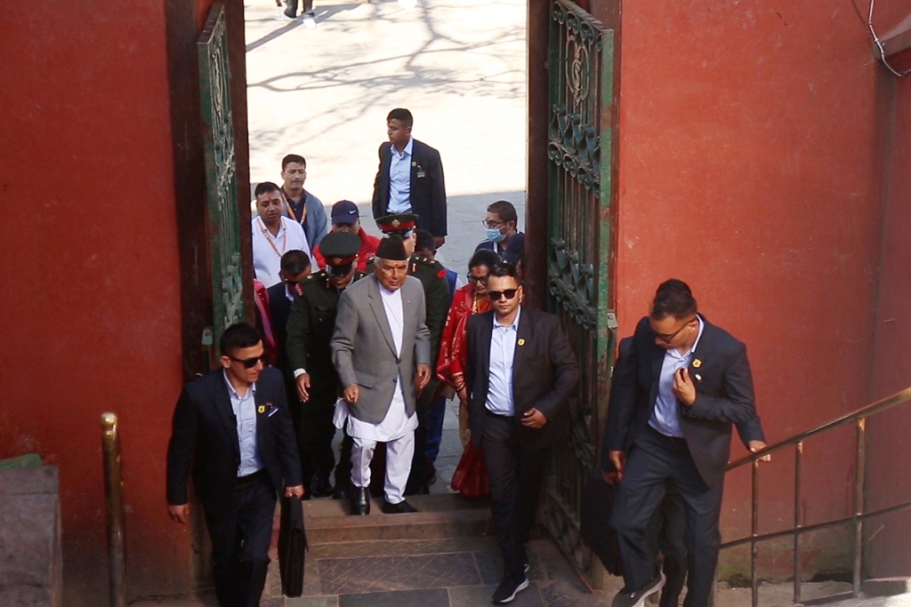 राष्ट्रपति पौडेलद्वारा काठमाडौँको भद्रकाली मन्दिरमा पूजाअर्चना गर्दै
