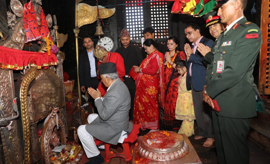 राष्ट्रपति पौडेलद्वारा काठमाडौँको मैतिदेवी मन्दिरमा पूजाअर्चना गर्दै 