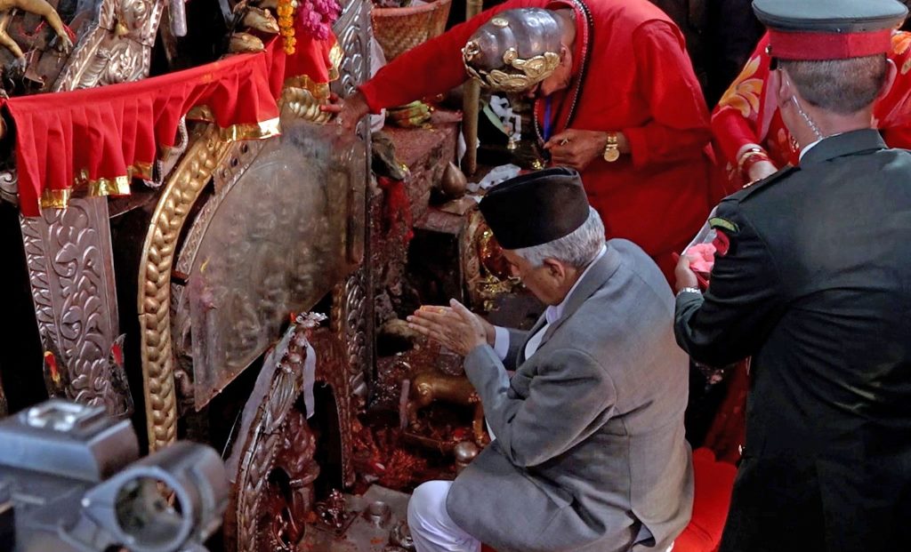 राष्ट्रपति पौडेलद्वारा काठमाडौँको मैतिदेवी मन्दिरमा पूजाअर्चना गर्दै