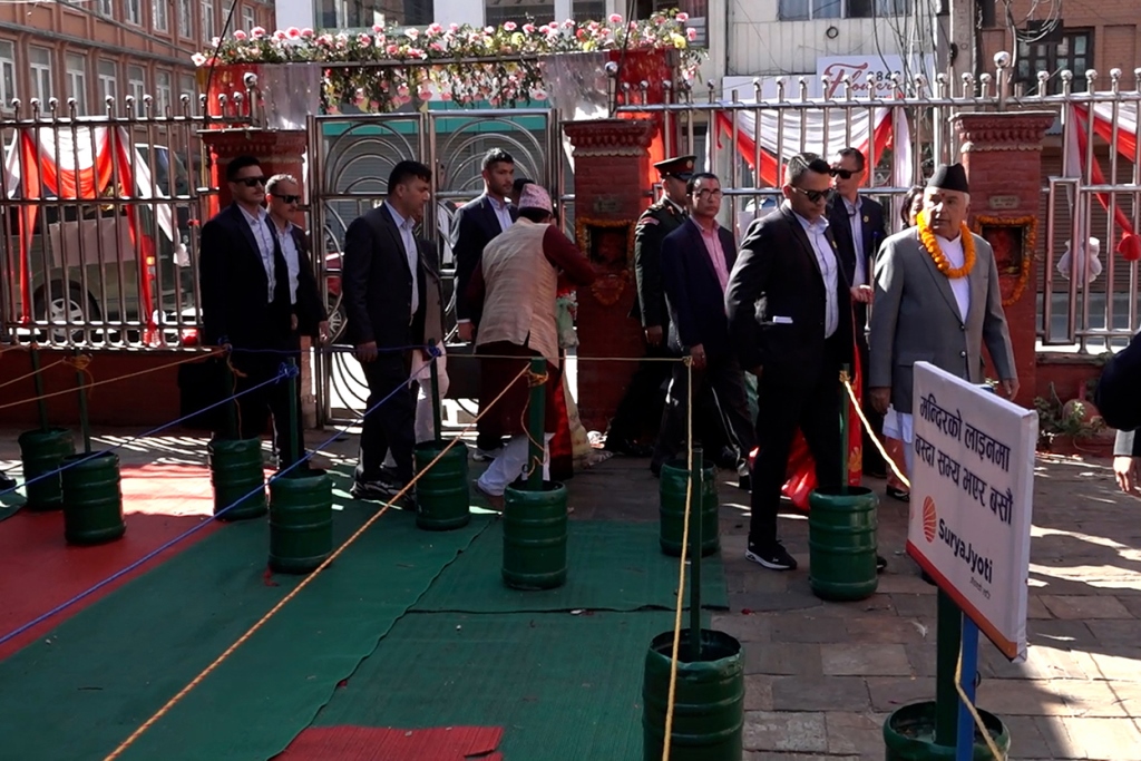 राष्ट्रपति पौडेलद्वारा काठमाडौँको नक्साल भगवती मन्दिरमा पूजाअर्चना गर्दै